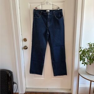 Abercrombie & Fitch The Relaxed Jean High Rise in 16L